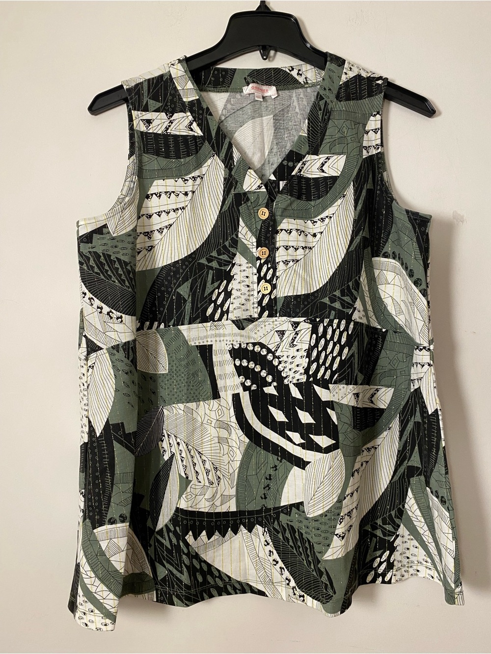 Sleeveless Plus Size V-Neck Graphic Print Top in Green and Black